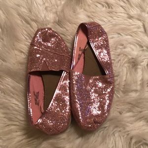 Pink sparkly fake toms